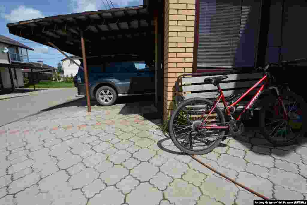 Машины стоят под навесами (никаких заборов или гаражей с амбарными замками и засовами!), велосипеды стоят и лежат повсюду. 