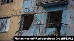 Зруйнована 9-поверхівка на околиці Авдіївки, березень 2016 року
