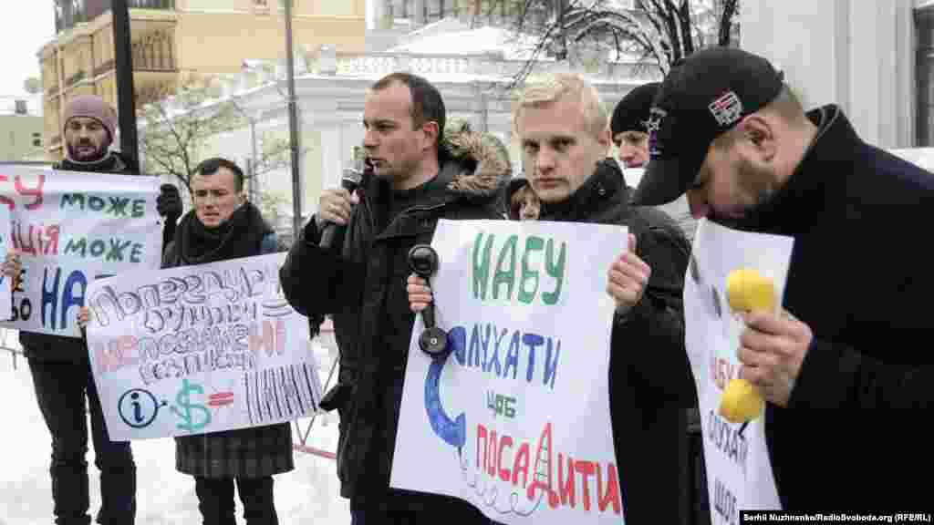 Олексій Гриценко (праворуч), Віталій Шабунін (у центрі), Єгор Соболєв (ліворуч) під час акції «Депутати, альо!»