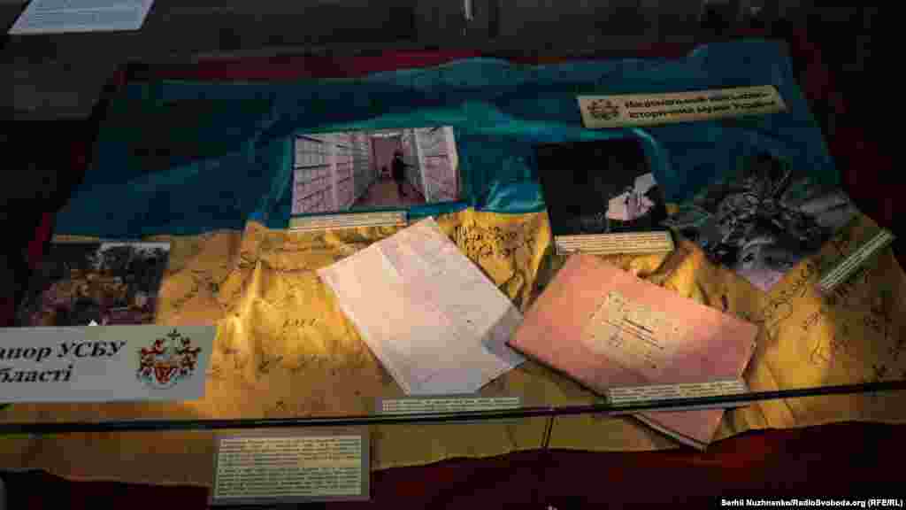 Украинский флаг, висевший над зданием СБУ в Донецке. Использовался боевиками как коврик для ног. В этом же здании содержались украинские пленные. Одному из бойцов батальона «Донбасс» удалось похитить и зашить флаг в свою одежду. После освобождения из плена, в декабре 2014 года, все бойцы расписались на нем