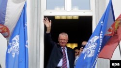 Шешель приветствует своих сторонников с балкона штаб-квартиры в Белграде