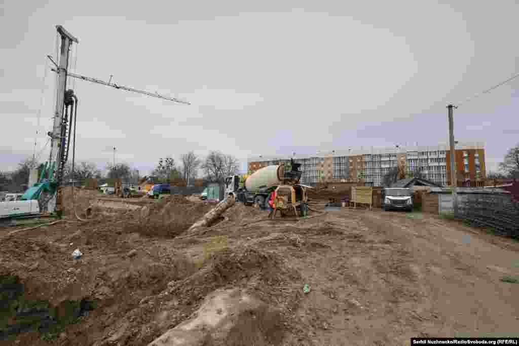 Зруйновані будинки в Бородянці, квітень 2022 року / Хоч і повільно – Бородянка відновлюється, квітень 2025 року на фото праворуч