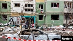 Наслідки одного з попередніх обстрілів Сум