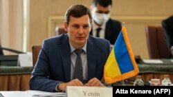 «Старший дипломат – це один із радників посольства Росії в Києві, його прізвище Черніков», – повідомив заступник міністра закордонних справ України Євген Єнін