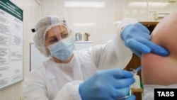 За даними Фонду прямих інвестицій, вакциною Sputnik V вже прощеплені півтора мільйона росіян. Експерти ж висловлюють сумніви щодо реальності таких цифр