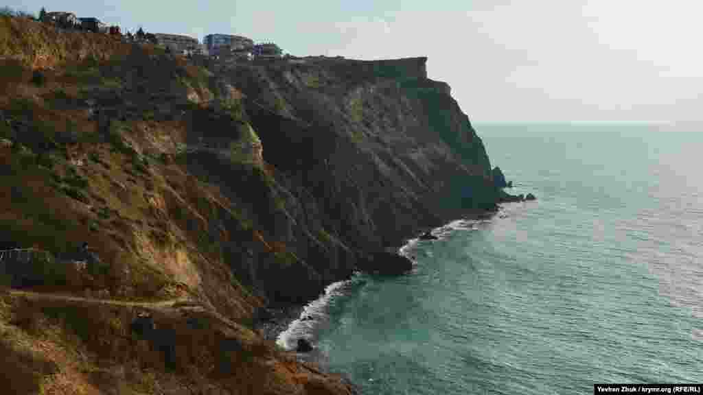 А таким накануне Нового года предстал пляж у мыса Лермонтова 