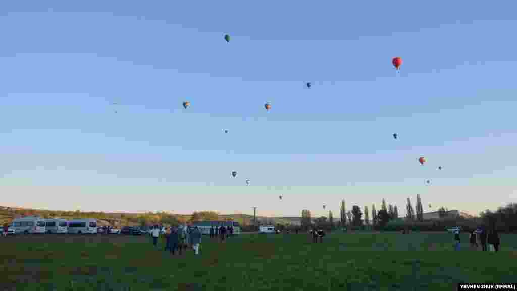 И вот, все воздушные шары – в воздухе и медленно уплывают в даль