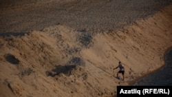 Казанцам не привыкать к горам песка, высыпанным прямо в реку: в 2016 году так выглядел берег у третьей транспортной дамбы напротив "Казань-Арены". Цели той засыпки так и остались загадкой.