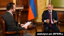Нікол Пашинян під час розмови з журналістом вірменської служби Радіо Свобода Артаком Хамбадзрумяном