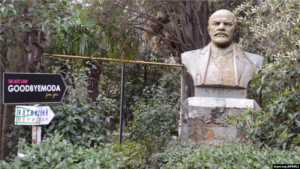  А бюст Ленина стоит тут еще со времен СССР