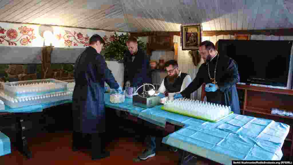 Священнослужителі відділу соціального служіння Київської митрополії Православної церкви України (ПЦУ) почали виготовляти антисептики для рук за рецептом Всесвітньої організації охорони здоров&#39;я (ВООЗ). Антисептик від ПЦУ безкоштовно роздають найбільш вразливим до інфекції групам населення&nbsp;у різних містах України