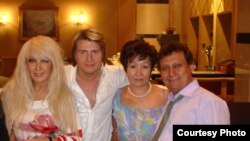 Російський співак Микола Басков (другий зліва) виконає для ювіляра пісню «Вишел в стєпь донєцкую парєнь молодой»