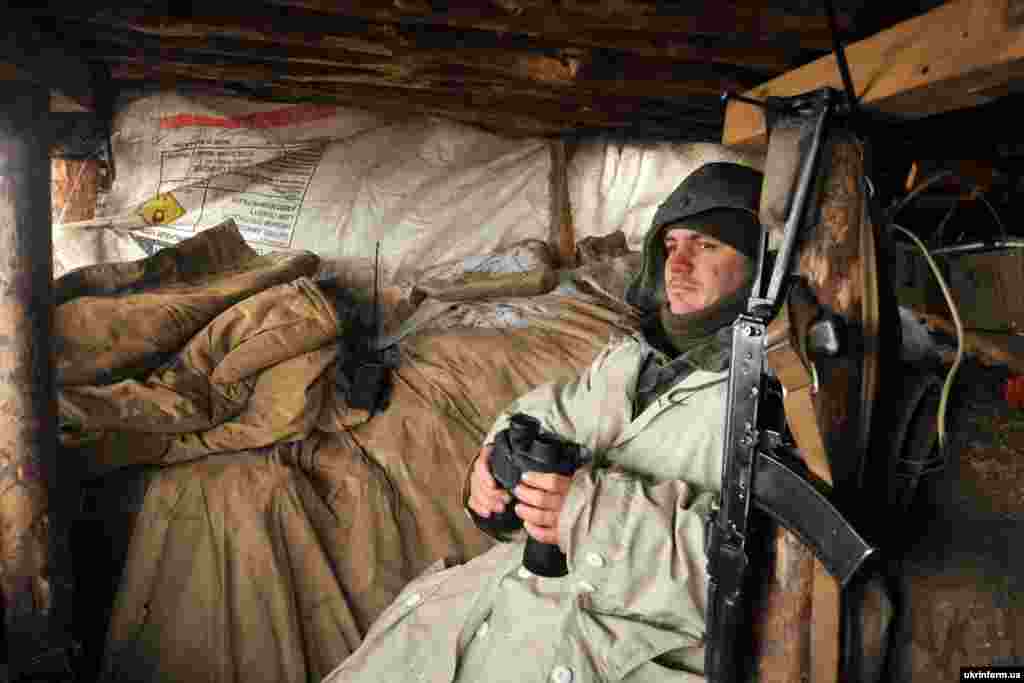 Український військовий веде спостереження за місцевістю в «сірій зоні», Донецька область, 10 січня 2016 року
