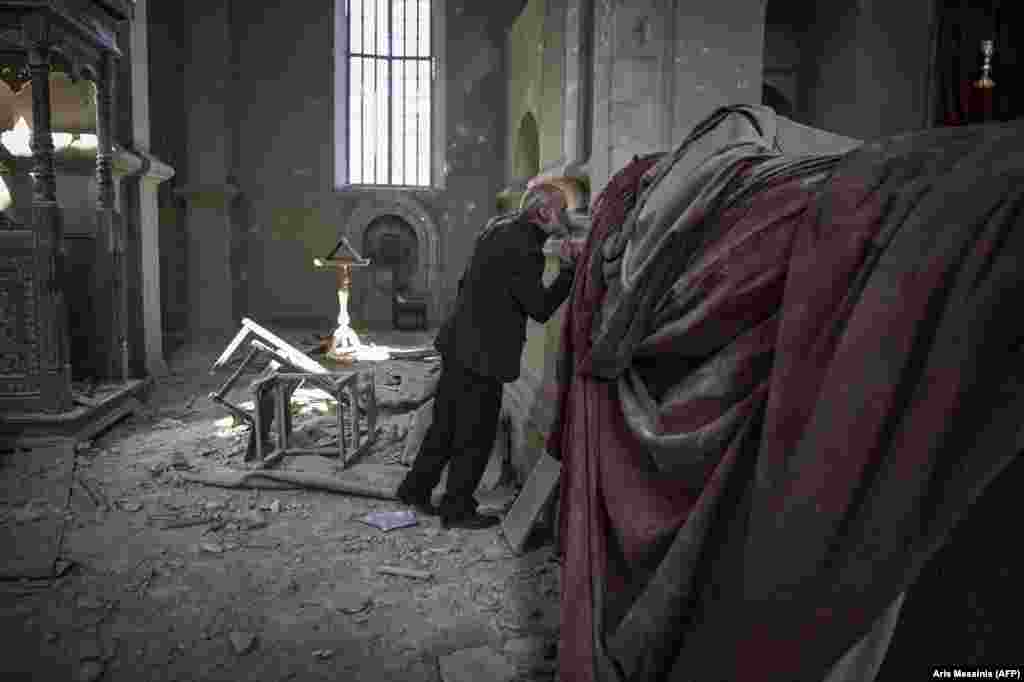 Інтер’єр собору Казанчецоц після пошкодження азербайджанською артилерією в жовтні. Собор був завершений у 1887 році