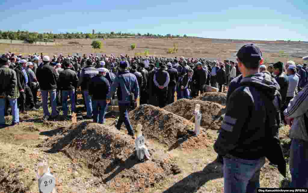 Почтить память погибших собрались крымские татары со всего Крыма 