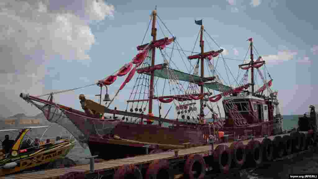 Морские экскурсии к Золотым воротам. Каждые 10 минут от того или иного причала отходит стилизованное судно с туристами. Стоимость прогулки везде одинаковая – 1100 рублей (400 гривен) для взрослого и 600 рублей (218 гривен) для ребенка от 7 до 12 лет