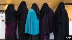 Упродовж останніх років носіння одягу й головних уборів, що закривають обличчя, вже було заборонене, зокрема в Бельгії, Франції, Болгарії, Нідерландах