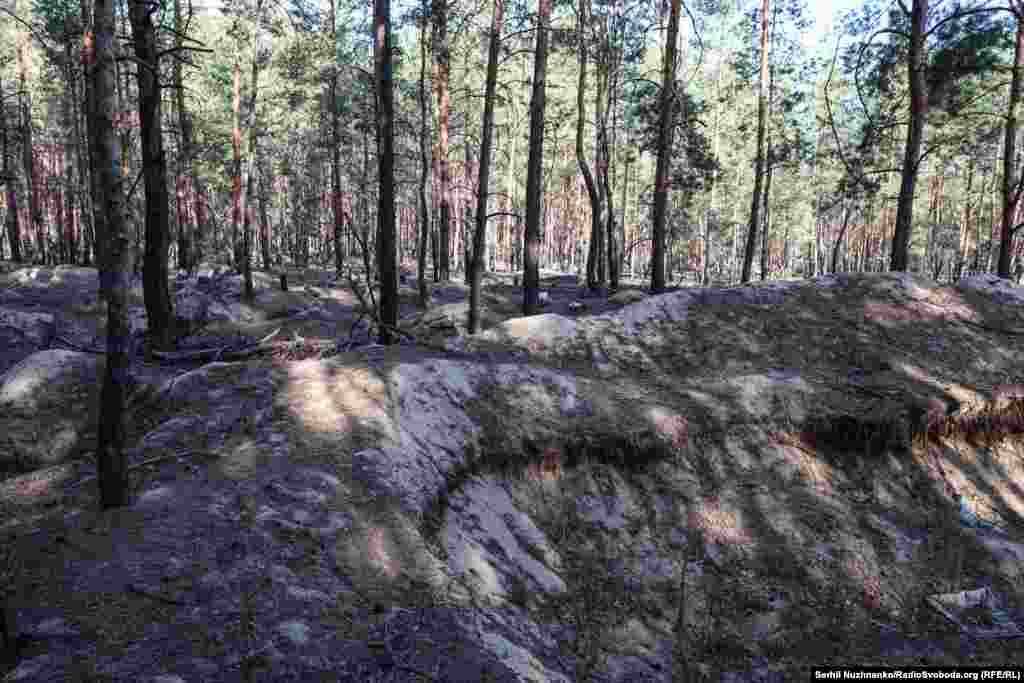 На міці масових поховань під Ізюмом знайдені тіла військових ЗСУ, яких, ймовірно, катували, вересень  2022 року / Праворуч: початок жовтня 2024-го  «На жаль, 40 людей ідентифікувати не вдалося, про них ми не знаємо… У нас немає паспортних даних, які б давали розуміння, хто це може бути. Ми маємо ексгумовані тіла в поганому стані», – повідомив начальник Слідчого управління ГУ Нацполіції в Харківській області Сергій Болвінов у коментарі «Укрінформу» в лютому 2024 року  