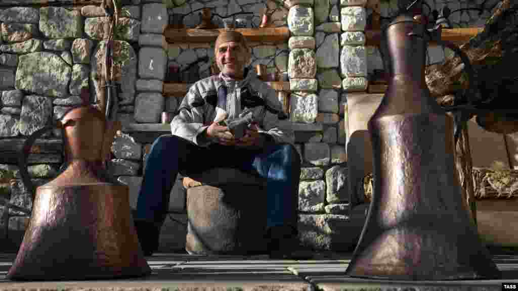 Куртвелиев во вдоре своего дома в селе Почтовом 