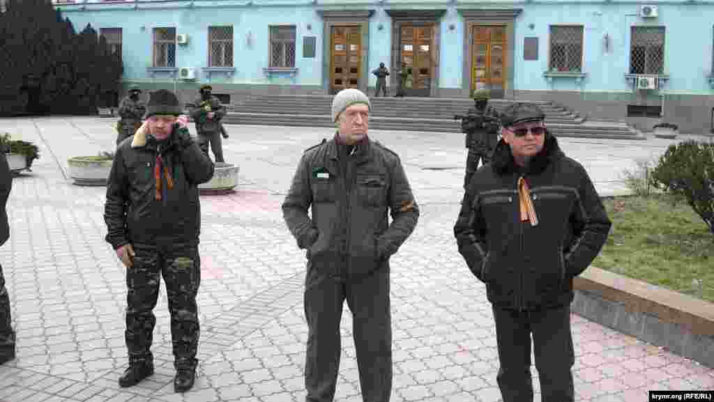 Кажется, что данные персонажи позируют на камеру – так картинно стоят! И те, что впереди, и те, что на втором плане.