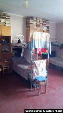 Через переповненість приміщень ліжка в’ְязнів розташовані навіть у бібліотеці.