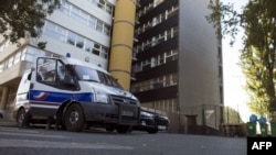 Полиция охраняет офис еженедельника "Шарли Эбдо", опубликовавшего карикатуры на пророка Мухаммеда.