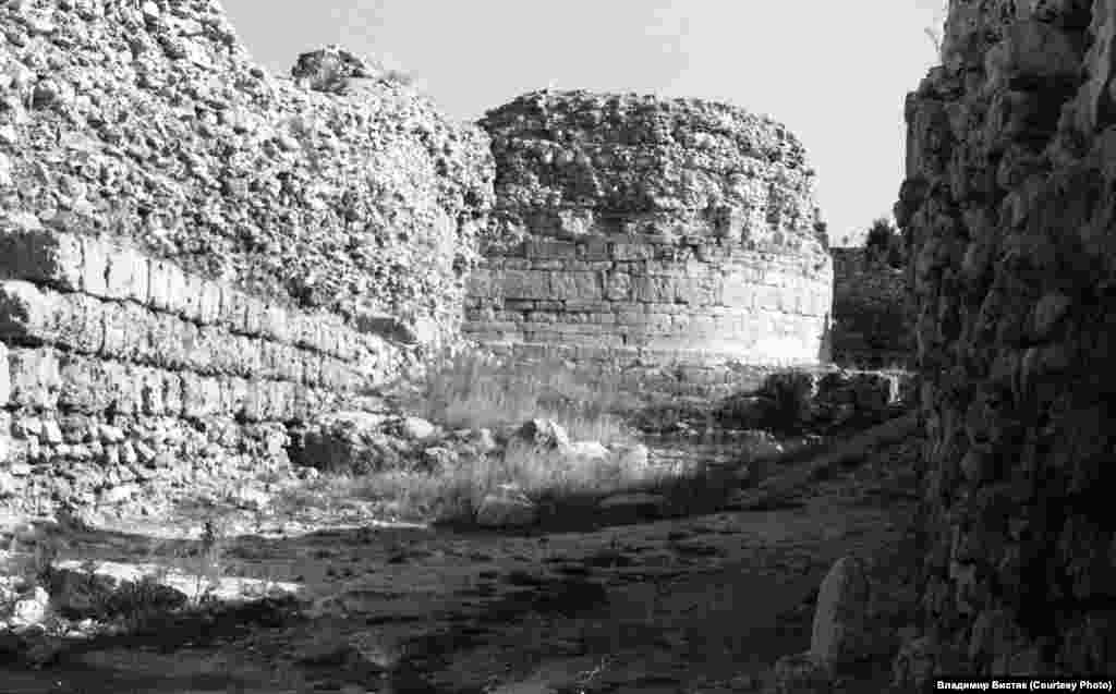 Вежа Зенона (фортечна вежа) – оборонна споруда міста, що збереглася найкраще. Вежа прикривала підхід до Херсонеса Таврійському з півдня. Висота вежі становить дев'ять метрів, діаметр – понад 23 метрів. Її назва умовна. Археологи знайшли білу мармурову плиту, вмуровану в основу башти, на якій було написано, що візантійський імператор Зенон Ісаврієць виділив гроші на її ремонт