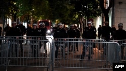 Monteneqro polisi paytaxt Podqoritsada etiraz aksiyası zamanı keşik çəkir.