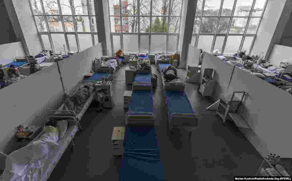 У Львові в &laquo;ковідне&raquo; відділення перетворили приміщення медичного коледжу післядипломної освіти. Тут, у приміщенні цього закладу, який входить до комплексу лікарні швидкої допомоги, пацієнтів розмістили вздовж коридорів, холів, кабінетів та будь-яких інших приміщень