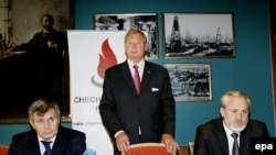 Ивар Амундсен (в центре) на переговорах между Ахмедом Закаевым и Дуквахой Абдурахмановым