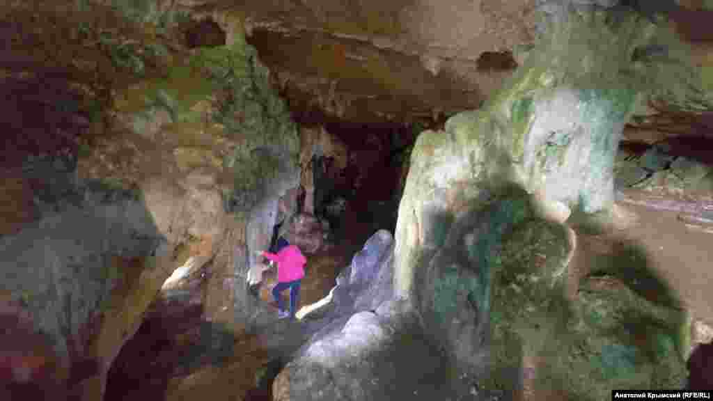 Вход в пещеру случайно нашли в 1959 году симферопольские школьники. Ени-Сала 2 может составить конкуренцию в разнообразии обнаруженных материалов таким «китам» крымской археологии как Чокурча и Киик-Коба