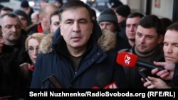 Саакашвілі дає прес-конференцію на сходах Fairmont Grand Hotel, Київ, 9 лютого 2018 року