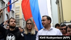 Иван Жданов (справа) на митинге в поддержку независимых кандидатов