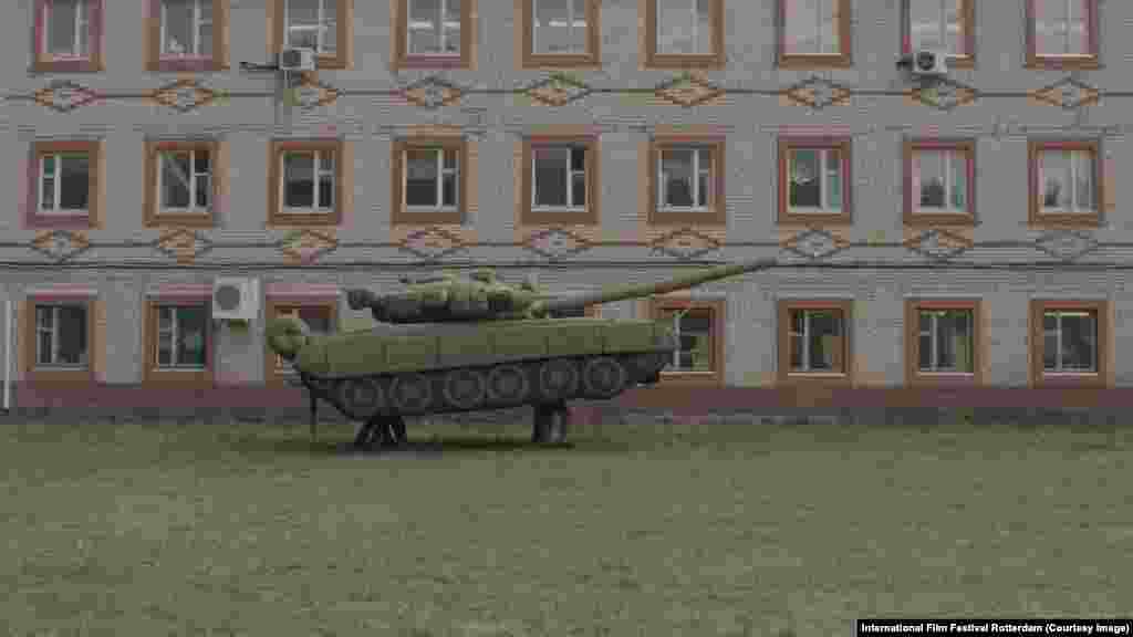 Документальный фильм "Битвы" получил премию ФИПРЕССИ. Изабель Толленоре снимала следы сражений мировой войны в разных странах. Последняя новелла посвящена российской фабрике, где мастерят надувные танки