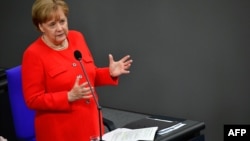 Ангела Меркель выступает в бундестаге