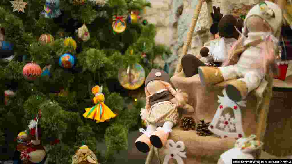 На ялинкових прикрасах – петриківський розпис, мініатюрні копії картин Марії Приймаченко, видатні архітектурні пам’ятки України, візерунки українських етногуртів та навіть герої мультфільму про козаків