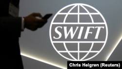 За словами Дмитра Кулеби, історія з відключенням Росії від SWIFT стала найскладнішою за всю його кар'єру, але він задоволений результатом