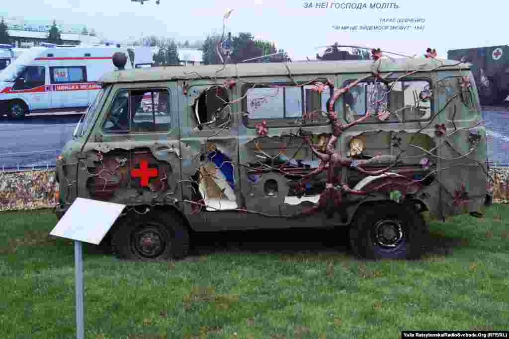 Легендарна машина швидкої допомоги із зони АТО, так звана «таблетка, якою транспортували поранених українських бійців. На її основі музейники створили арт-інсталяцію