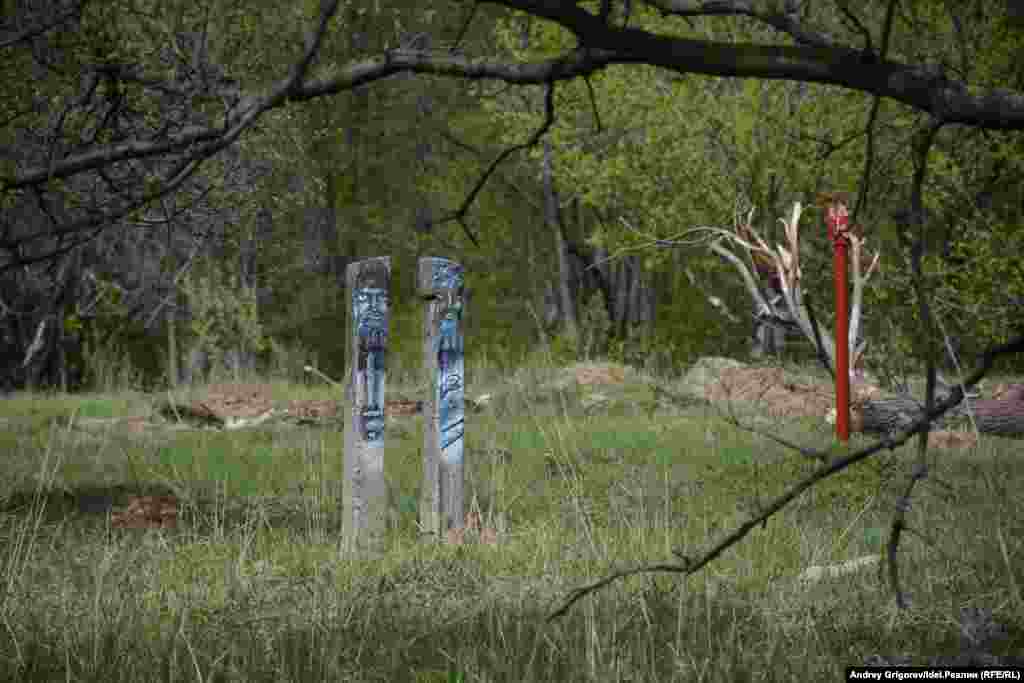 17 мая истуканы,  которых активисты прозвали хранителями Горкинско-Ометьевского леса, еще стояли на своём месте. 