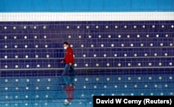 Прага, 12 жовтня: працівник контролює закритий басейн