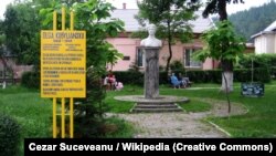Пам'ятник Ользі Кобилянській на її батьківщині в місті Ґура-Гуморі (Румунія)