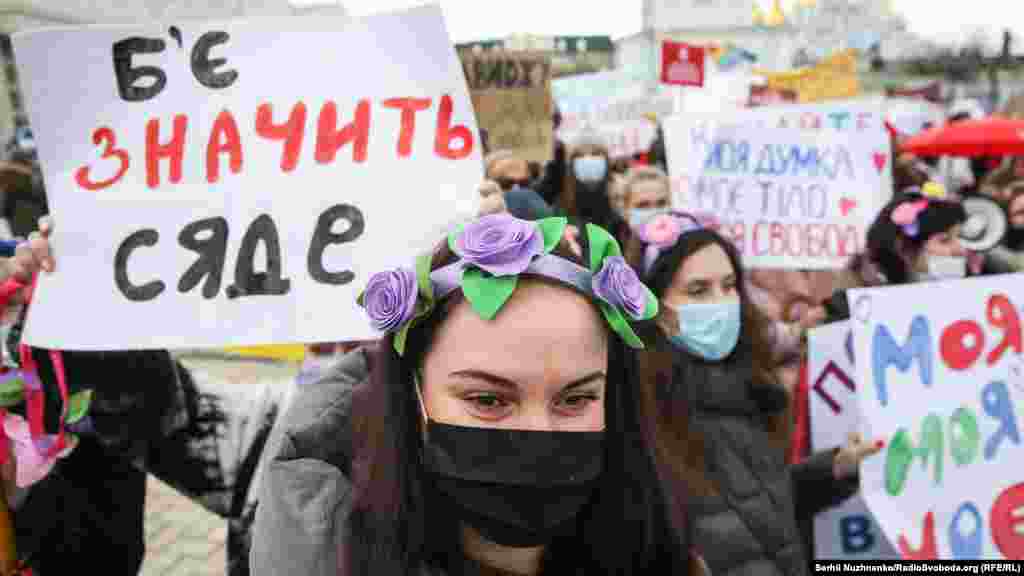 У центрі Києва 8 березня відбулася акція «Марш жінок». Учасниці та учасники акції у руках тримали різні плакати
