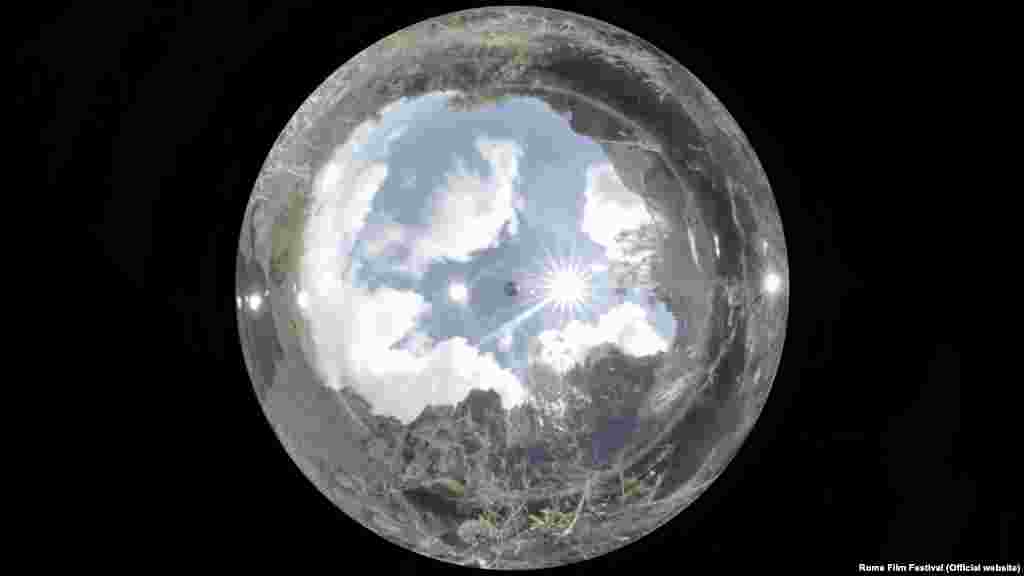 Фильм Густа ван ден Берге "Люцифер" – самая интересная картина Римского фестиваля. Люцифер спускается по лестнице в мексиканскую деревню. Вся эта история заключена на экране в круг, словно фреска на куполе собора