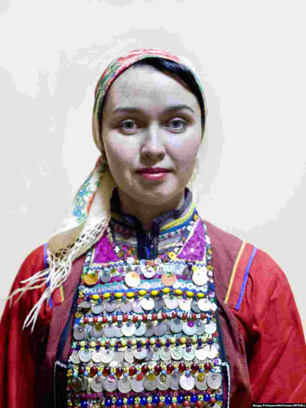 Вера Николаева, 31 год, музыкальный руководитель. "Я хожу в рощу, но сейчас в городе, нет возможности делать это часто. Я очень горжусь, что я мари и даже можно сказать националистка (смеется). Не люблю когда даже не стремятся выучить марийский язык, тем более сейчас, после 90х, когда он был не в почете у молодежи. Когда выхожу в лес, даже не обязательно что-то говорить и так все понятно и чисто".