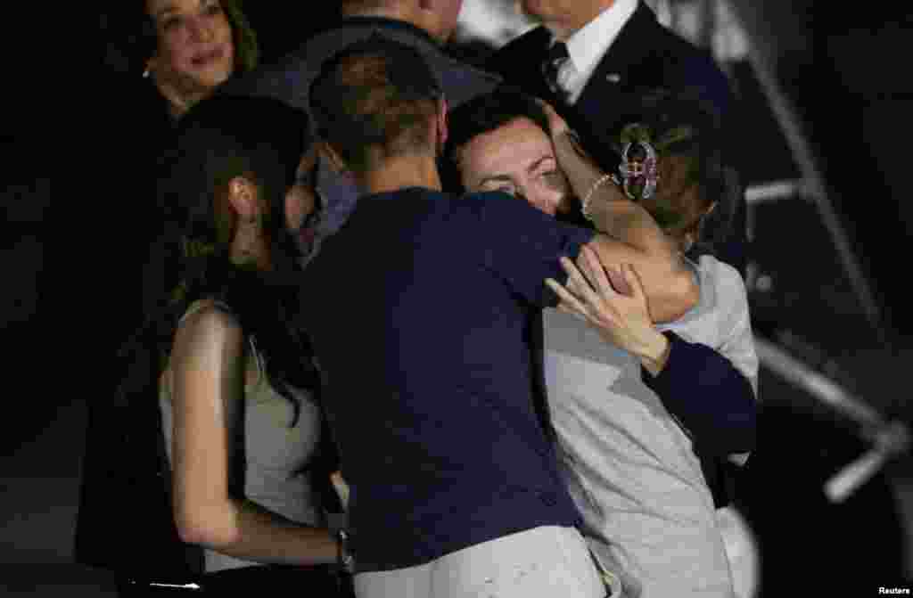 Алсу Курмашева обіймає свою сім'ю.  19 липня суд Татарстану після закритого судового засідання визнав журналістку винною і засудив до 6-ти з половиною років позбавлення волі