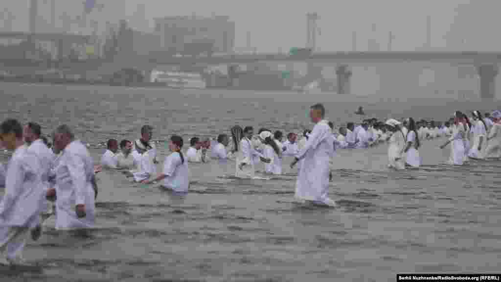 Усі віряни, які взяли участь в обряді, були у білому одязі – цей колір є символом чистоти та святості