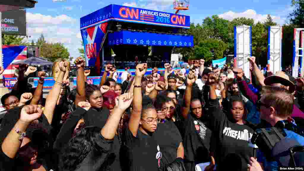 Члены движения «Черные жизни имеют значение» обращаются к прессе на территории студенческого городка университета Хофстра накануне первых президентских дебатов