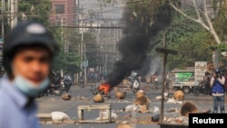 За два дні після найкривавішого дня з часу захоплення влади в країні тисячі людей знову вийшли на вулиці міст і селищ