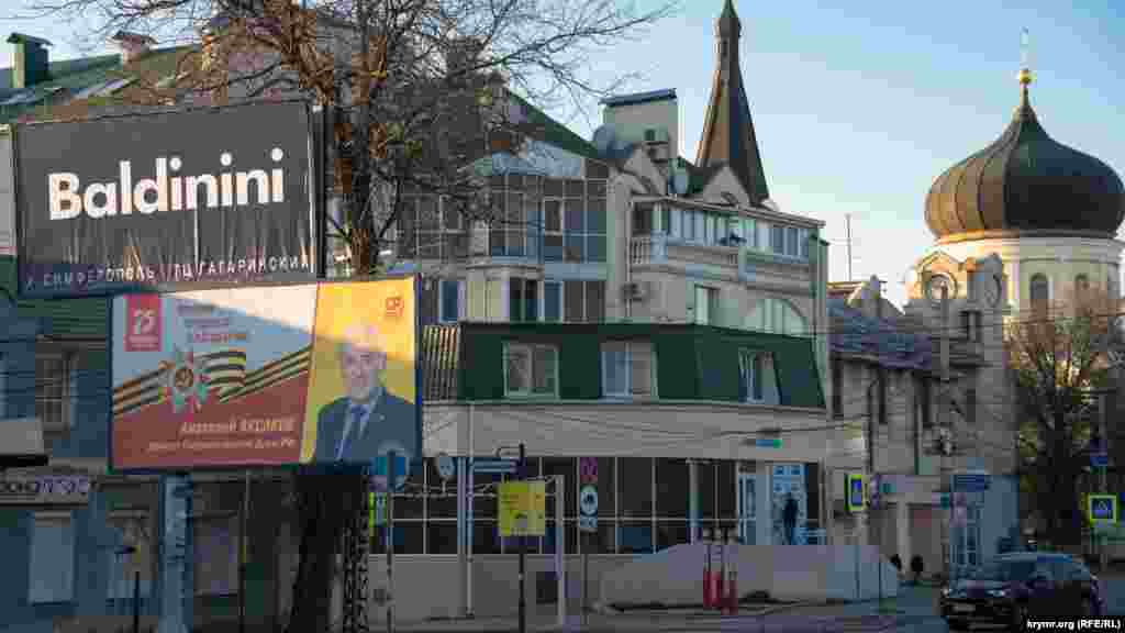 Для части политических сил 9 мая – повод для рекламы. На билборде – не ветеран Второй мировой войны, а депутат российской Госдумы