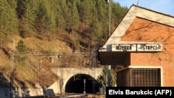 На залізничній станції Стрпці поблизу кордону з Сербією 1993 року озброєні серби зупинили потяг і зняли з нього 20 чоловіків, яких згодом катували і вбили